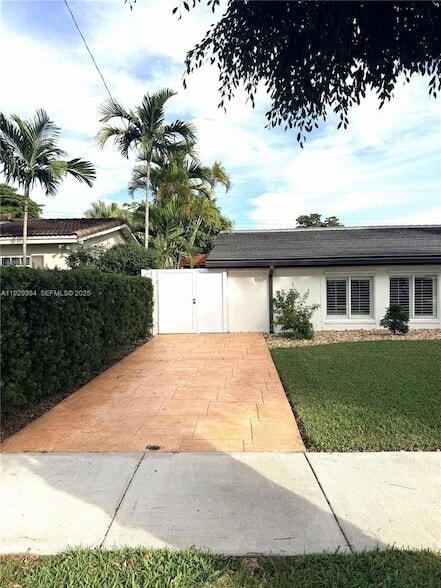 Building Photo - 1625 SW 101st Ave Unit Eff