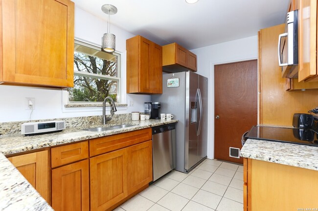 Photo - 2806 Belvoir Dr