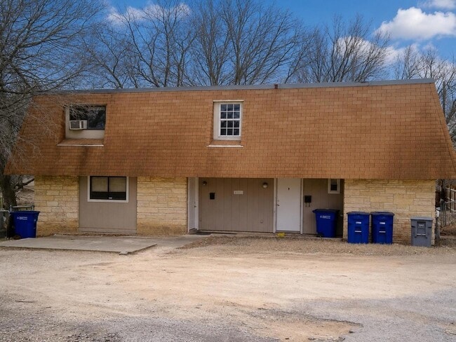 Building Photo - 6257 Manor Rd Unit B