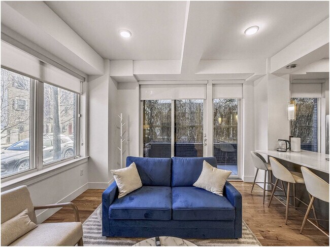 Photo - 236 W Thompson St Unit ID1332434P