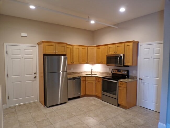 Building Photo - 1072 Washington St Unit 3