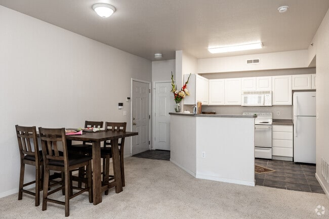 1BR, 1BA - 785SF - Dining Room - Canyon Court