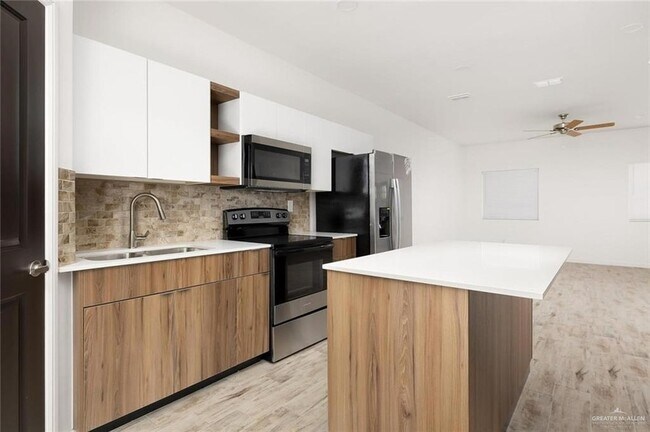 Photo - 605 Jasper St