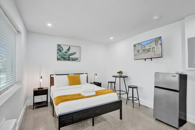 Photo - 906 N Riverside Dr Unit SI ID1504053P