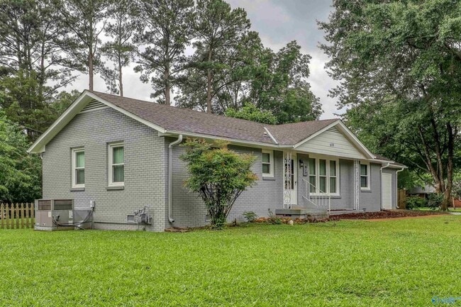Building Photo - 619 Graycroft Dr SW