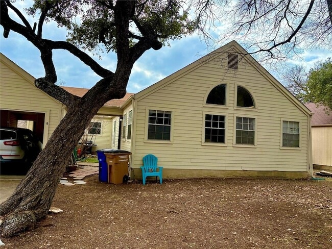 Building Photo - 8811 Pineridge Dr Unit B