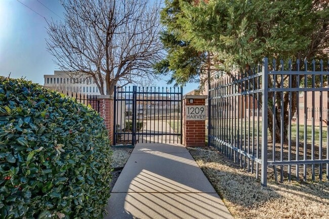 Photo - 1209 N Harvey Ave Unit 102