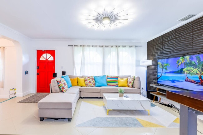 Building Photo - 910 NE 49th St Unit ID1258733P