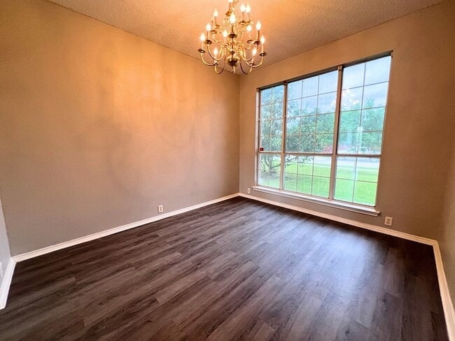 Photo - 2805 Crater Lake Ln