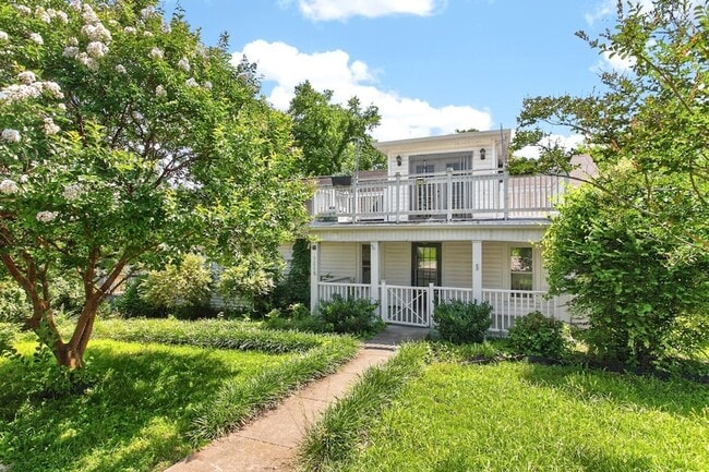 Building Photo - 3008 Lakeshore Dr