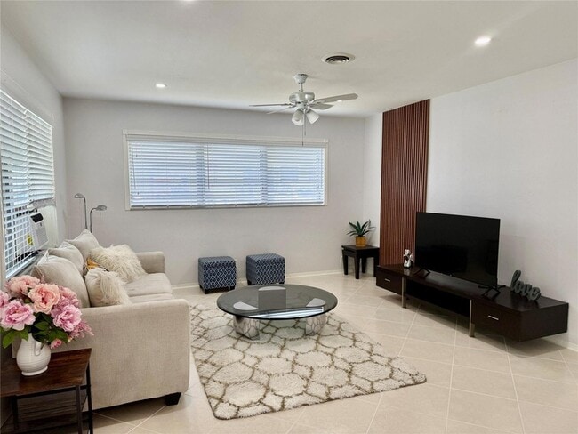 Building Photo - 23 NE 19th Ave