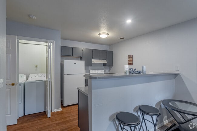 1BR, 1BA - 586 SF - Touchstone Village