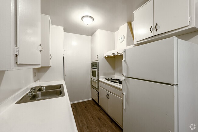 1BR, 1BA - 500SF - Kitchen - Villa Nido