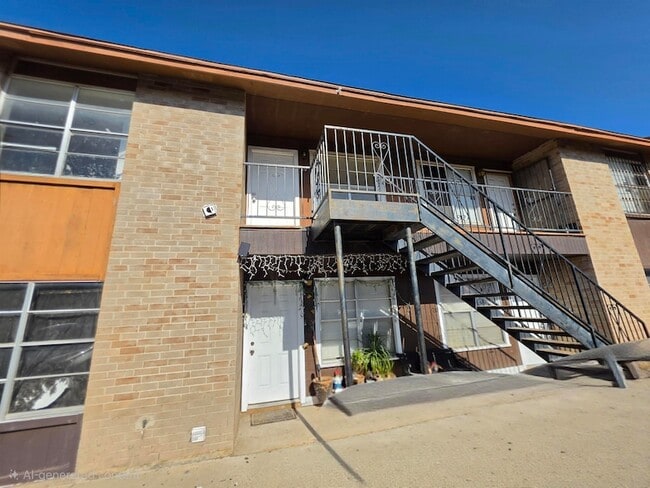 Building Photo - 4902 Marcella Ave Unit 40