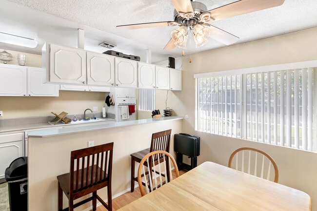 Unit kitchen and dining room - Mango Tree