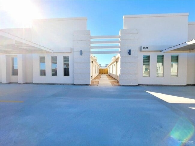 Building Photo - 814 E Starr Rd