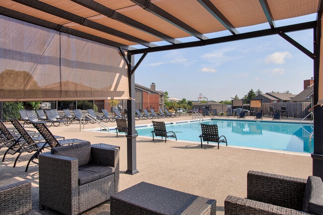 Pool and Cabana - Keeneland Crest Apartments