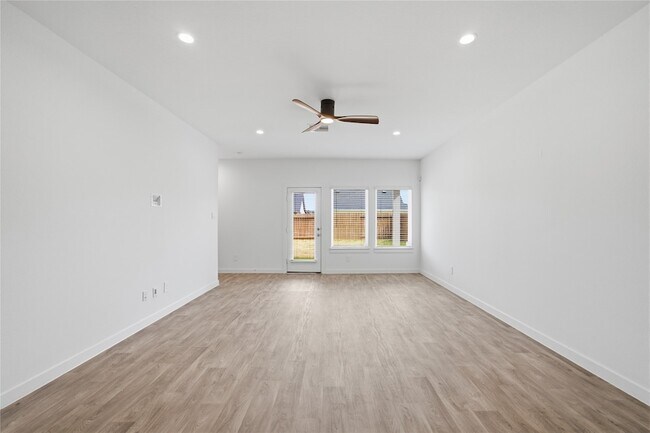 Photo - 31638 Featherstone Trl