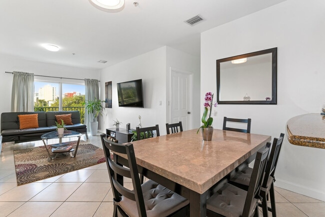 Building Photo - 3219 SW 23rd Terrace Unit SI ID1056259P