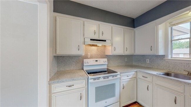 Photo - 1000 Holleman Dr