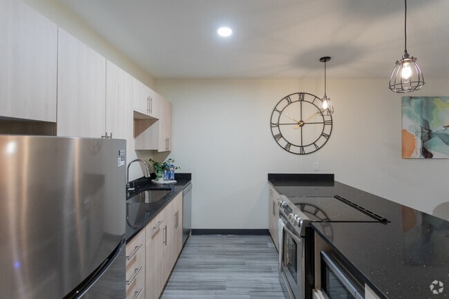 1BR, 1BA - 821SF - third + dayton