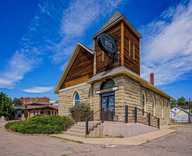 Building Photo - 431 University St