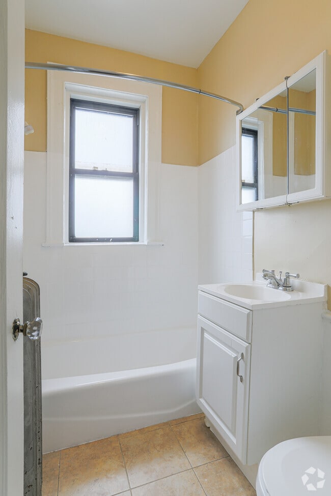 Studio, 1 BA - Bathroom - The Versailles Apartments