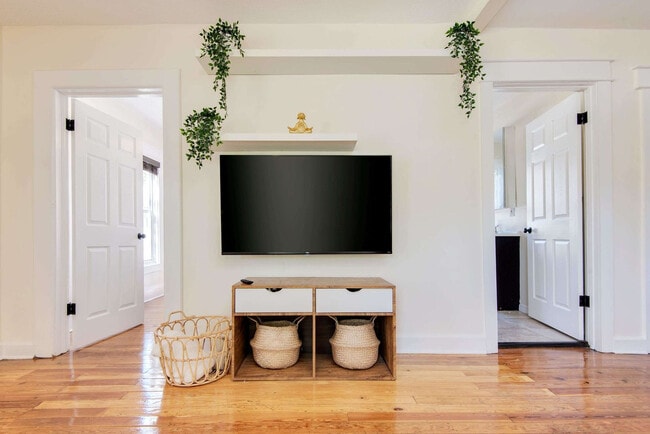 Photo - 108 E Flora St Unit ID1310922P