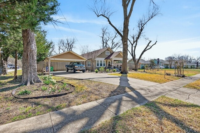 Photo - 212 N Grand Ave