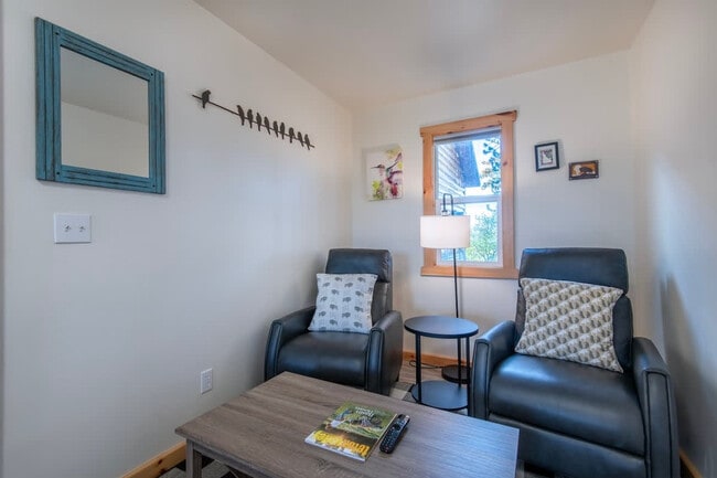 Building Photo - 1711 Fischer Ln Unit ID1310738P