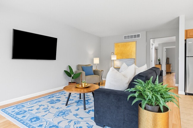 Building Photo - 18530 E 14 Mile Rd Unit SI ID1032330P