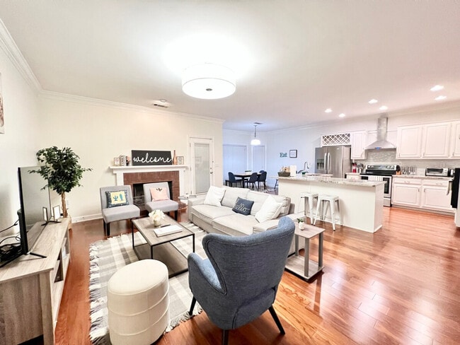 Building Photo - 2330 Evergreen Ln Unit ID1341825P