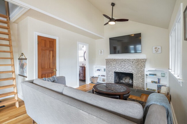 Photo - 4045 45th Ave SW Unit ID1299301P