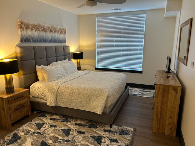 Photo - 539 W Trade St Unit ID1344164P