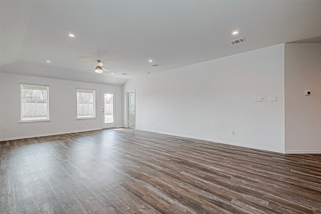 Photo - 532 Comal Trl