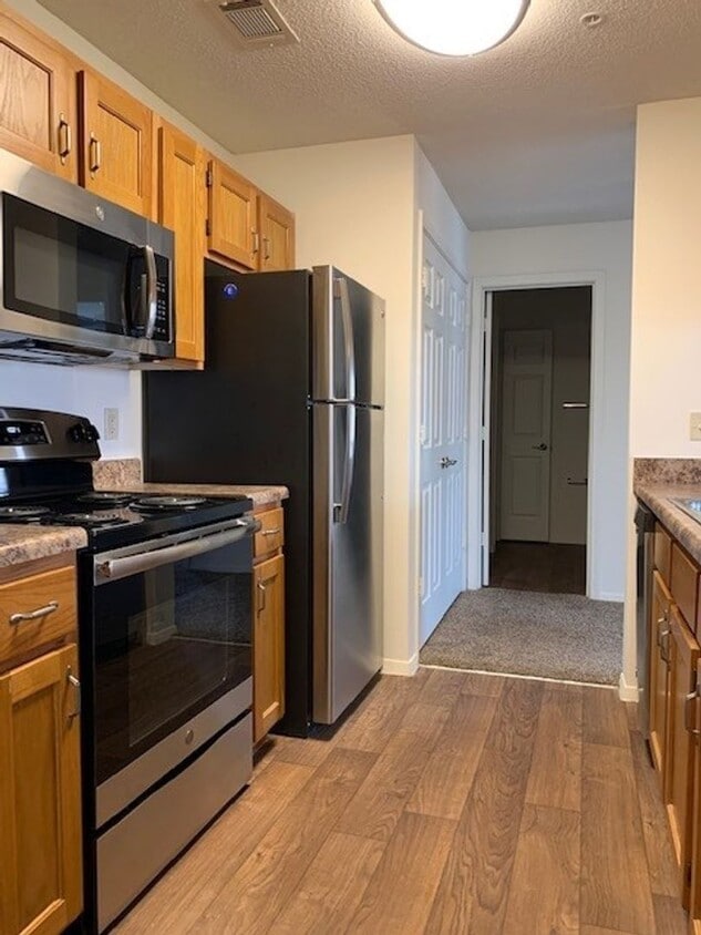 Floor Plan - 1BR/1B Abigail-Oak Cabinets