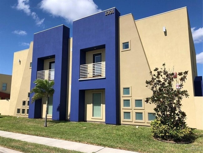 Building Photo - 1301 E Daffodil Ave