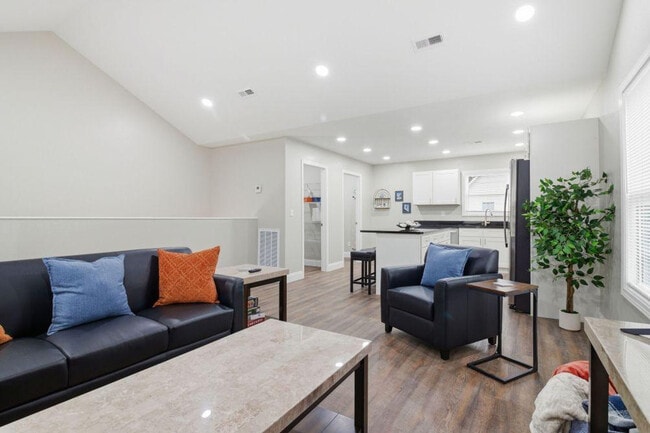 Photo - 810 Carson St Unit ID1331737P