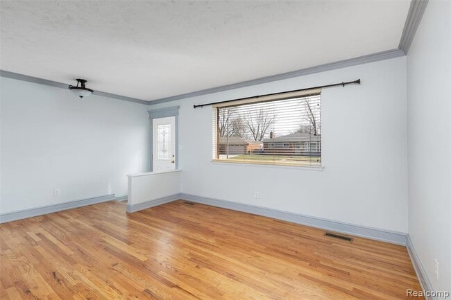 Photo - 30745 Iroquois Dr