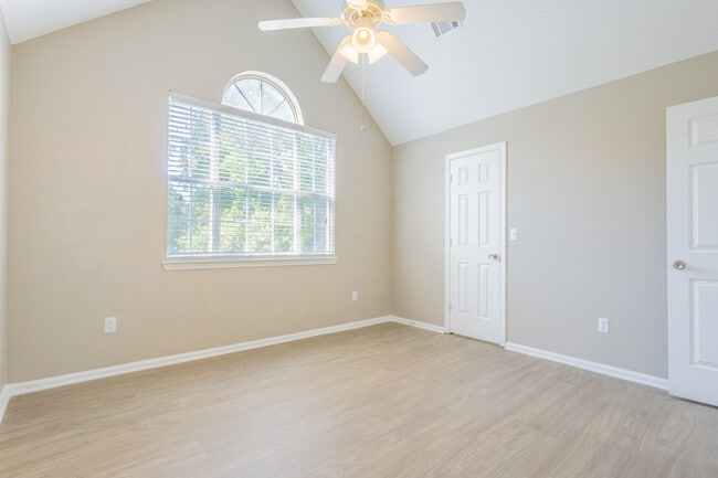 Large BR with Vaulted Ceiling - Caledon Apartments