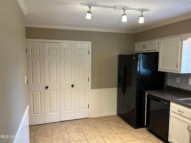 Photo - 960 Clarington Dr