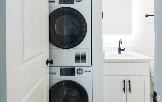 1BR, 1BA, 640SF - 1800 Ashley West Apartments