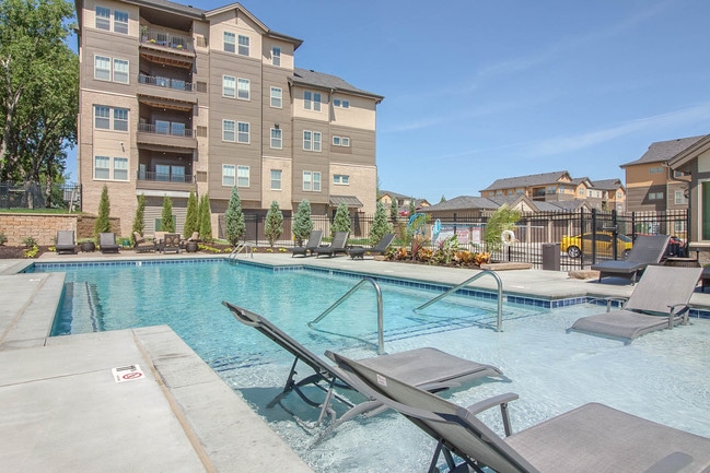 Salt Water Resort Style Heated Pool - Park 120 Oak Hills