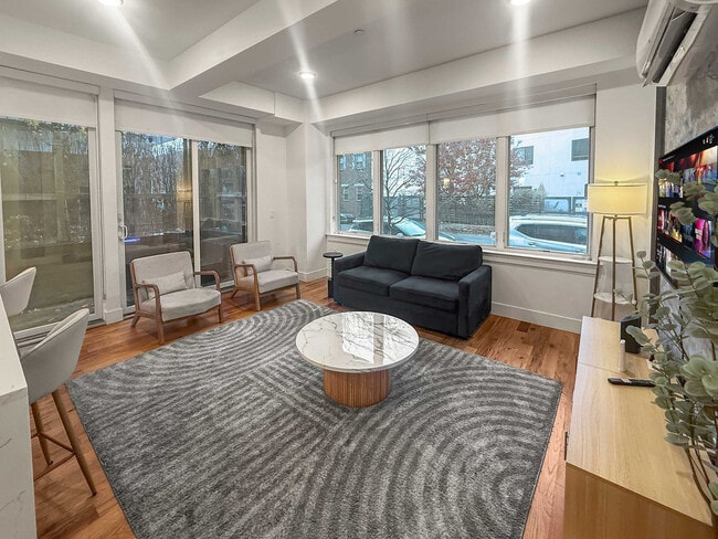 Photo - 236 W Thompson St Unit ID1332434P