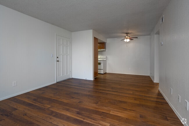 1BR, 1BA - 780SF - Living Room - Catalina Crossing Apartments