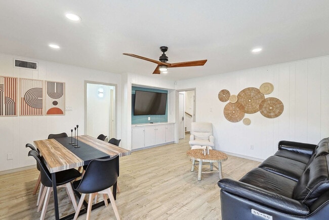 Building Photo - 7749 El Pensador Dr Unit ID1056424P