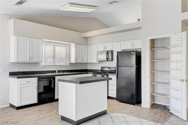 Photo - 5032 Drummond Rd