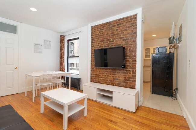 Building Photo - 322 E 93rd St Unit ID1032047P