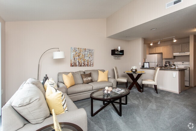 1BR, 1BA - 720 SF - Lakeshore (Up) - Glenchester Lakes