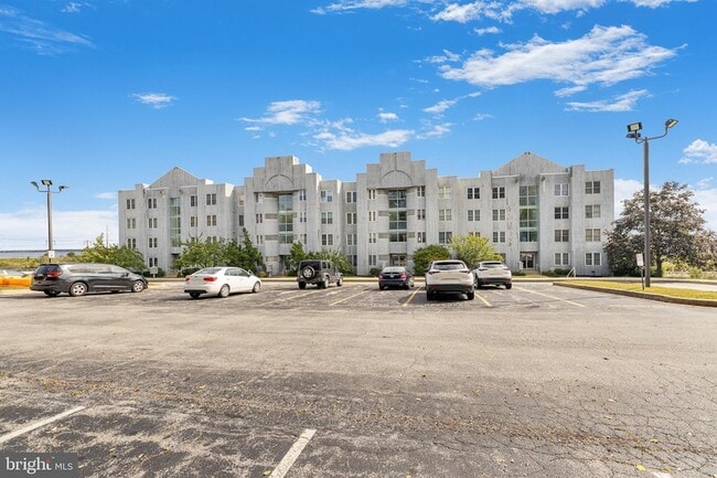 Building Photo - 5213 Le Parc Dr Unit 4